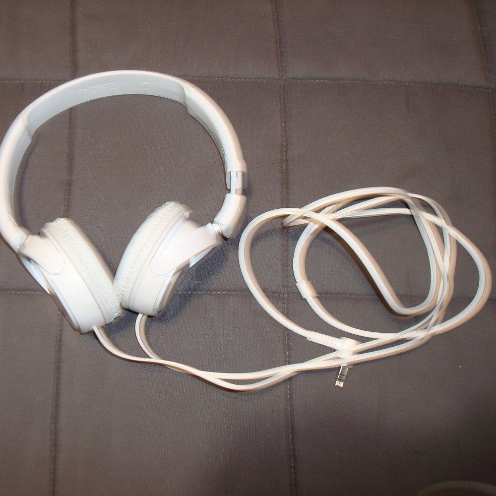 SONY BRAND WHITE HEADPHONES